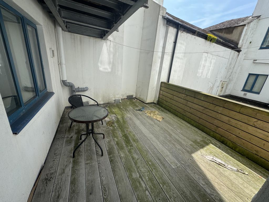 Lot: 125 - A WELL PRESENTED FLAT WITHIN CLOSE PROXIMITY TO TORQUAY HARBOUR - Balcony